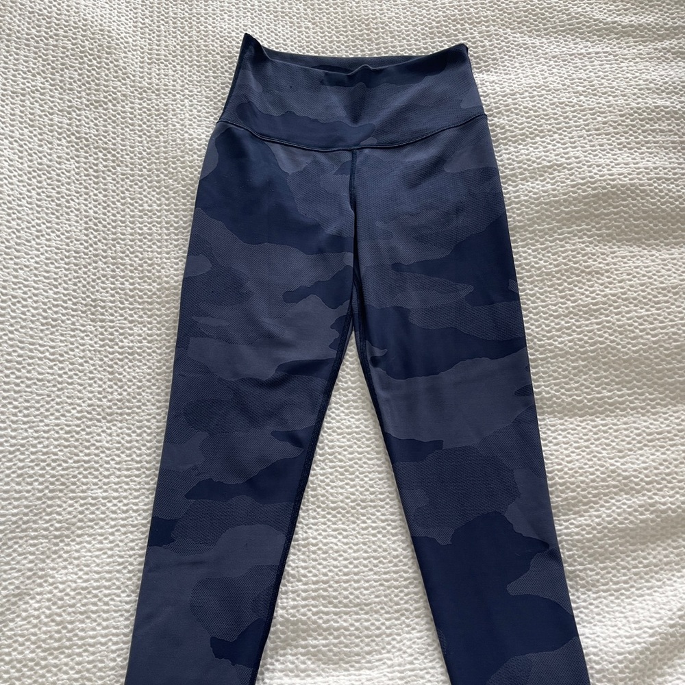 Aerie navy camo leggings